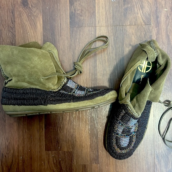 HOUSE OF HARLOW 1960 "Maddie" Moccasin Booties - Picture 2 of 6